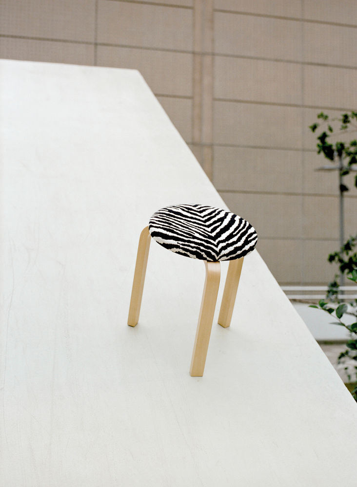 Artek 60 -jakkara, verhoiltu Zebra